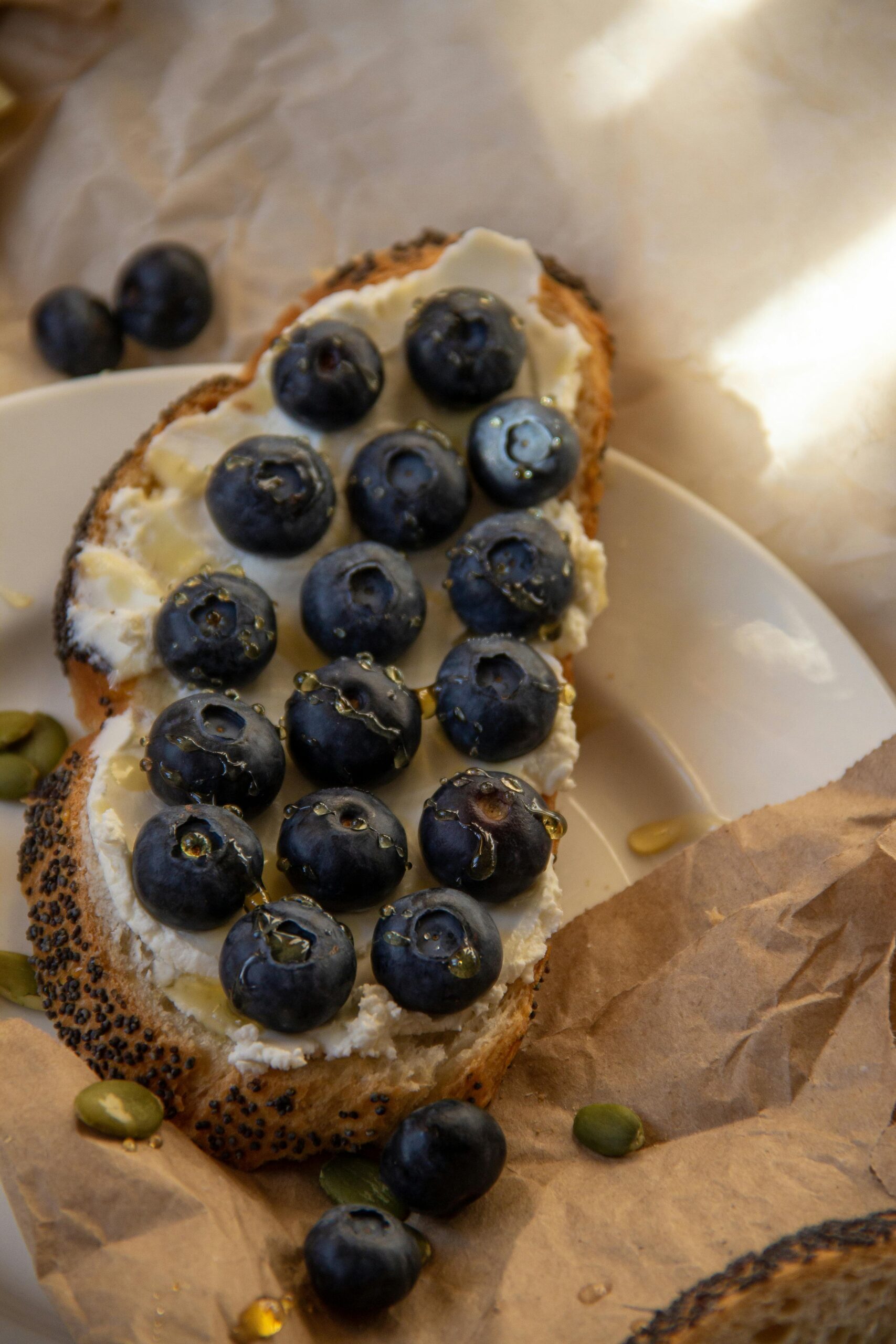 Whole grain crisps with cottage cheese and berries